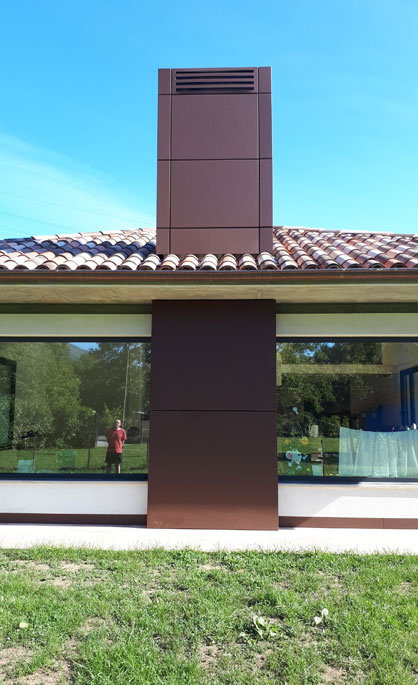 Aluminios Tecnoal - Revestimiento de fachada para chimunea en aluminio color marrón